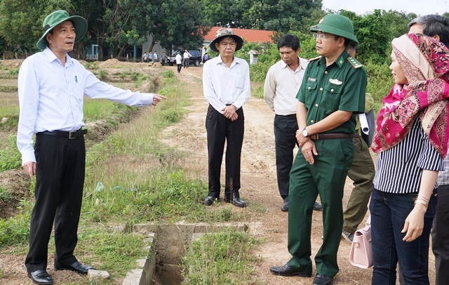 ... và hệ thống kênh mương dẫn nước trên địa bàn.