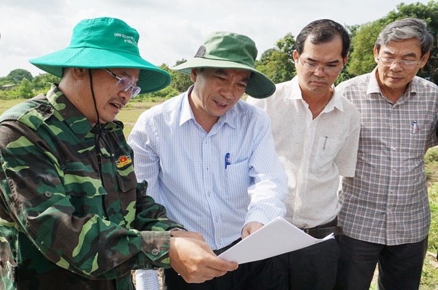 và số liệu thống kê những hộ thiếu đất ở, sản xuất.