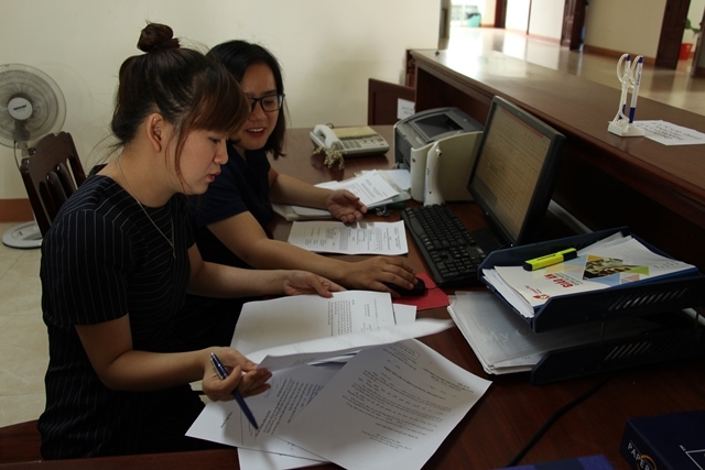 Thành viên của Thành viên Đoàn Kiểm tra Công tác cải cách hành chính Nhà nước năm 2019 kiểm tra thực tế tại bộ phận một cửa của Sở Tài Chính. Ảnh: T. Hường