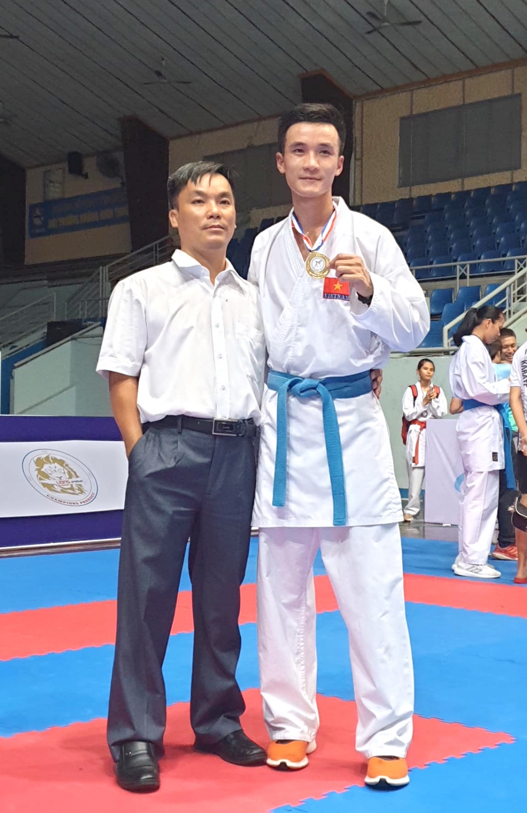 Võ sĩ Tăng Quốc Tuấn (ảnh phải) đoạt tấm Huy chương Vàng duy nhất cho đoàn Đắk Lắk tại giải.