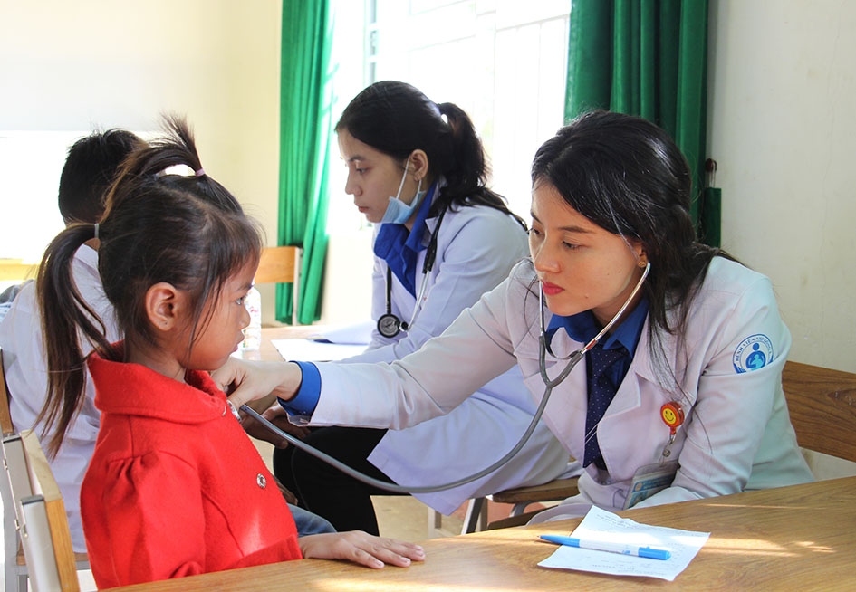 Khám bệnh, cấp thuốc cho học sinh Trường Tiểu học Y Jút (xã Krông Na, huyện Buôn Đôn) tại Chương trình 