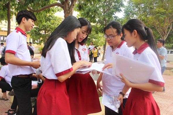 Thí sinh tại điểm thi Trường THPT Buôn Ma Thuột trao đổi về bài thi các môn trong kỳ thi THPT quốc gia 2019.    Ảnh: L.Anh