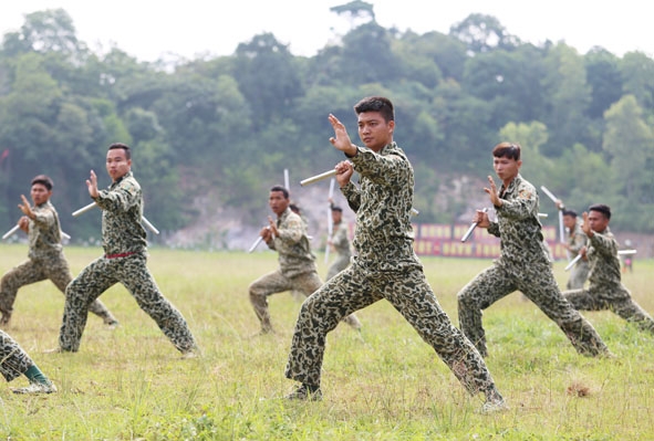 Bộ đội đặc công luyện côn. 