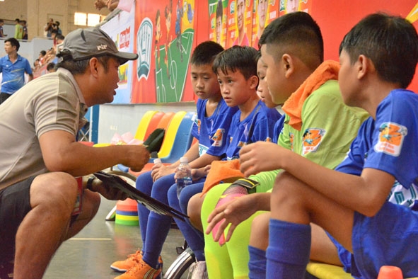 Huấn luyện viên Đặng Trung Duyên hướng dẫn chiến thuật cho các cầu thủ U11 Đắk Lắk  tại Vòng chung kết giải bóng đá Nhi đồng toàn quốc 2019.  