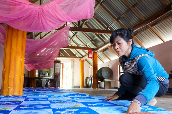 Xã viên dọn dẹp để đón khách tại một homestay ở HTX Dịch vụ du lịch buôn Jun (huyện Lắk). 