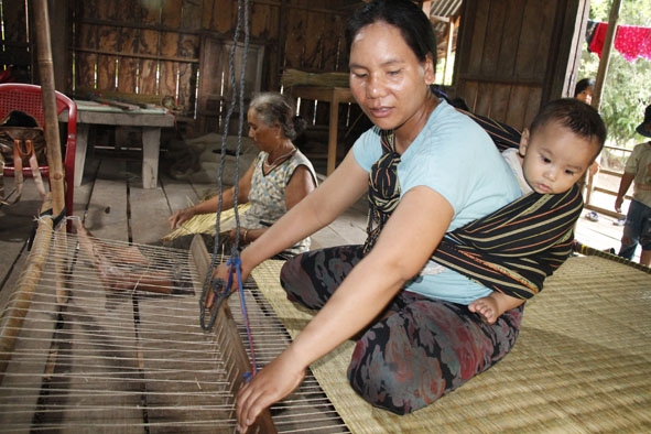  H'Chuyên Kmăl dệt chiếu.  