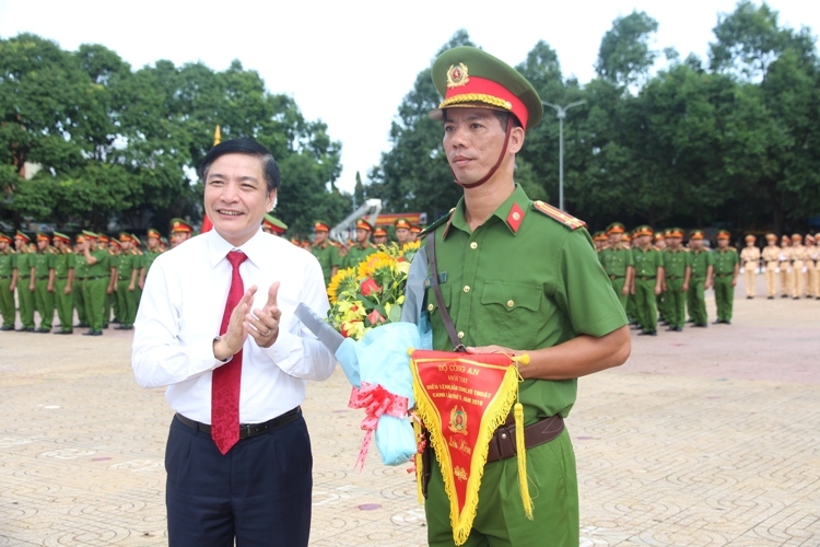 Ủy viên Trung ương Đảng, Bí thư Tỉnh ủy Đắk Lắk Bùi Văn Cường tặng hoa, cờ lưu niệm cho các đơn vị dự thi.