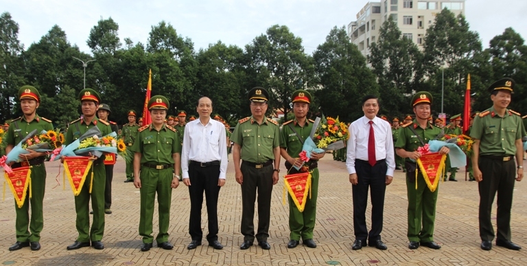 Các đại biểu tặng hoa, cờ lưu niệm cho các đơn vị dự thi.