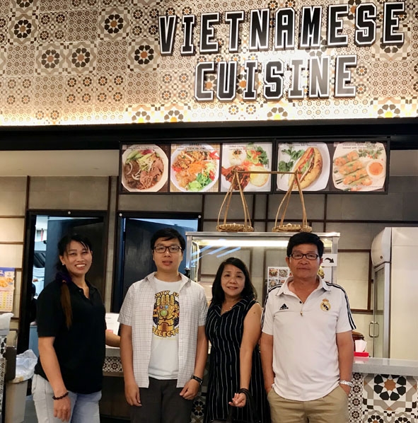 Một cửa hàng ẩm thực Việt ở Queensbay Mall.  