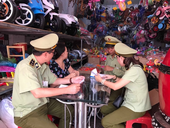 Cán bộ Cục Quản lý thị trường tỉnh tiến hành kiểm tra thị trường đồ chơi trẻ em tại TP. Buôn Ma Thuột.   