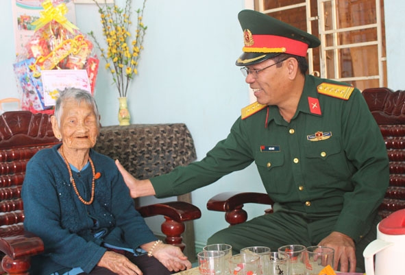 Đại tá Niê Brét thăm hỏi, động viên Mẹ Việt Nam Anh hùng Đặng Thị Lịch (xã Hòa Phong, huyện Krông Bông). 