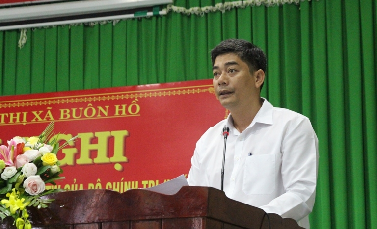 Bí thư Thị ủy Buôn Hồ Y Vinh Tơr phát biểu khai mạc hội nghị.