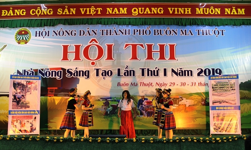 Phần thi Chào hỏi đến từ đội thi của Phường Thống Nhất