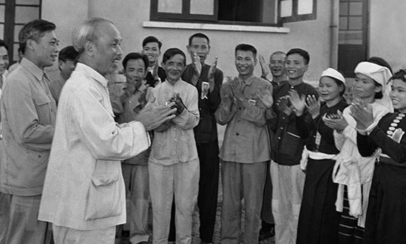 Chủ tịch Hồ Chí Minh gặp mặt thân mật các đại biểu dự Đại hội liên hoan Anh hùng, Chiến sỹ thi đua ngành nông nghiệp và Đổi công toàn quốc tại Hà Nội, ngày 23-5-1957. Ảnh: Tư liệu TTXVN