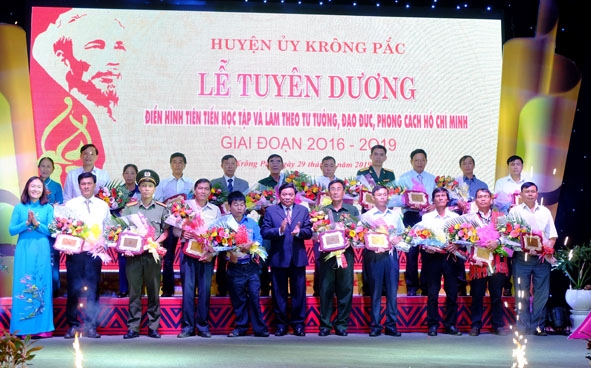 Huyện ủy Krông Pắc tuyên dương các điển hình tiên tiến học tập và làm theo tư tưởng, đạo đức,  phong cách Hồ Chí Minh giai đoạn 2016 - 2019. Ảnh: L.Hương