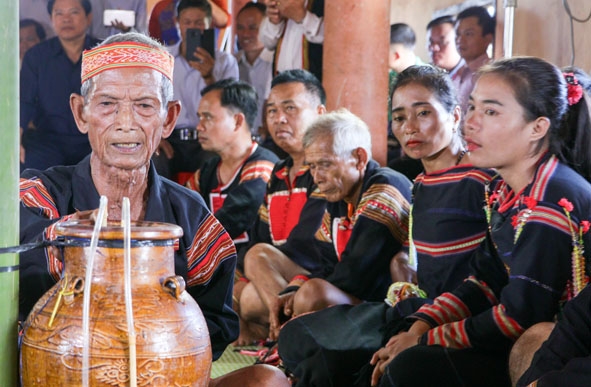 Thầy cúng đọc lời khấn cầu mong một năm mưa thuận gió hòa tại Lễ cúng mừng lúa mới.