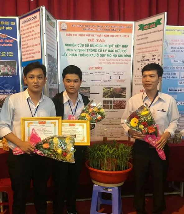 Thầy Đào Xuân Dũng (bìa phải) cùng các em học sinh thực hiện đề tài nghiên cứu khoa học do thầy hướng dẫn.  