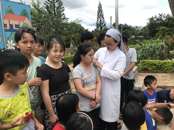 Sr Agnes Huỳnh Thị Trinh, Hiệu trưởng Trường chuyên biệt Vi Nhân trò chuyện với các em học sinh. 