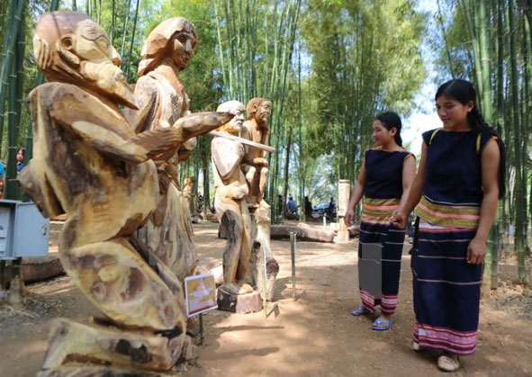 Các tác phẩm điêu khắc dân gian là sản phẩm du lịch độc đáo.
