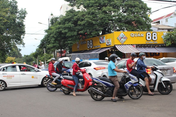 Ngã tư đường Nguyễn Đình Chiểu và Lê Thánh Tông (TP. Buôn Ma Thuột) luôn ách tắc giao thông sau giờ tan trường của học sinh Trường Tiểu học Nguyễn Bỉnh Khiêm.