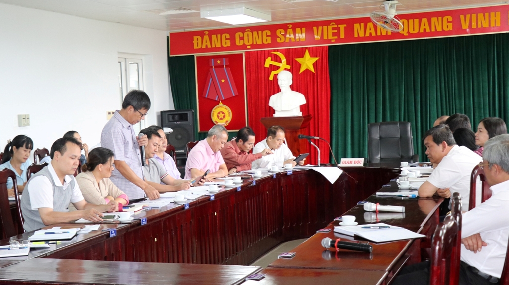 Giám đốc Trung tâm Y tế dự phòng tỉnh Phạm Văn Lào báo cáo tình hình dịch bệnh bạch hầu trên địa bàn tỉnh với Đoàn công tác. 