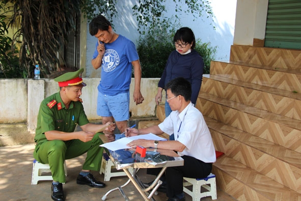 Đoàn kiểm tra liên ngành lập biên bản một trường hợp không có hóa đơn, chứng từ khi vận chuyển hàng hóa.