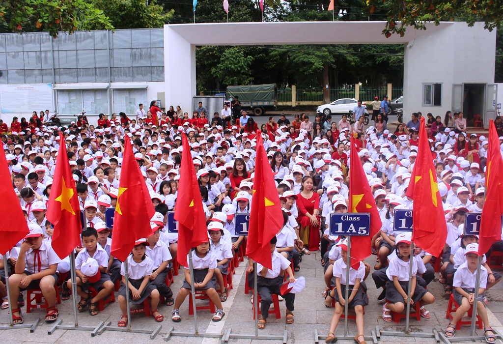 Học sinh Trường Tiểu học, THCS và THPT Victory trong ngày khai giảng năm học mới.