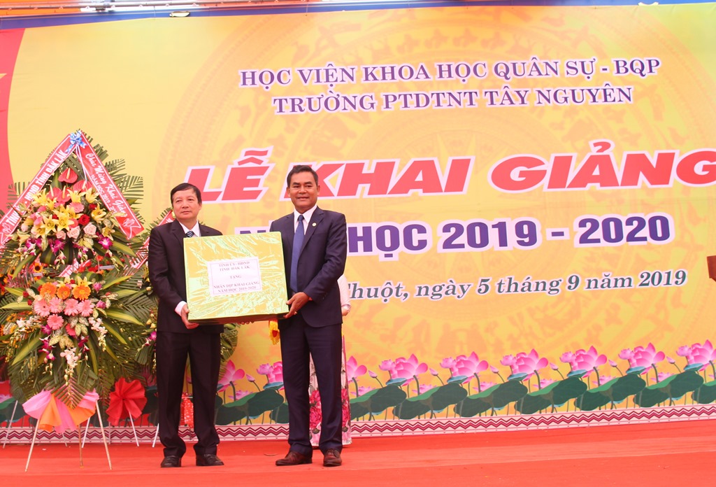 Phó Bí thư Tỉnh ủy, Chủ tịch HĐND tỉnh Y Biêr Niê tặng quà cho Trường Phổ thông dân tộc nội trú Tây Nguyên 
