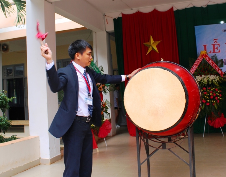 Phó hiệu trưởng Trường THPT Thực hành Cao Nguyên Nguyễn Hữu Duẩn đánh trống khai giảng năm học mới