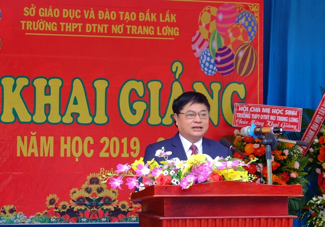 Đồng chí Phạm Minh Tấn, Phó Bí thư Thường trực Tỉnh ủy đọc thư chúc mừng năm học mới của Tổng Bí thư, Chủ tịch nước Nguyễn Phú Trọng 