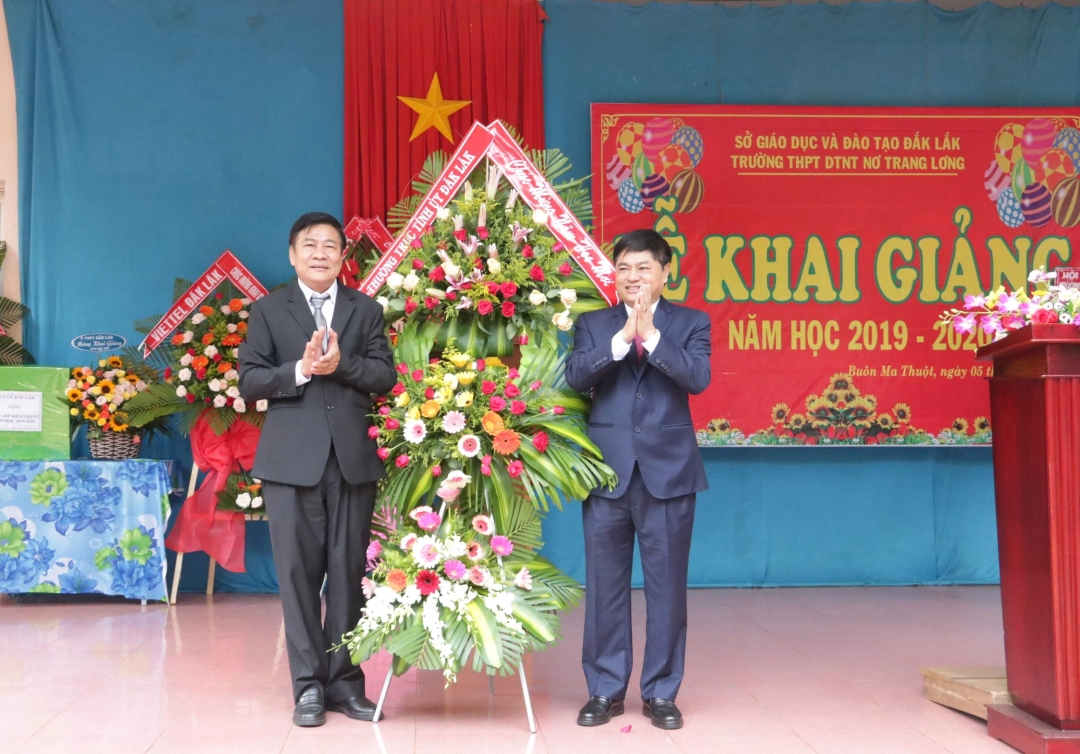 Đồng chí Phạm Minh Tấn tặng hoa 