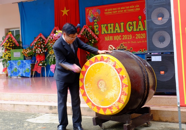 Thầy Hiệu trưởng  Nguyễn Kim Anh đánh trống khai giảng năm học mới