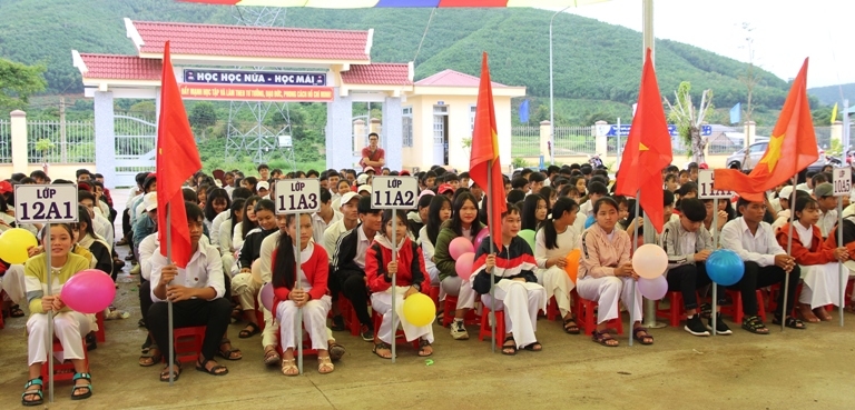 Các học sinh của Trường THPT Nguyễn Chí Thanh tại lễ khai giảng.