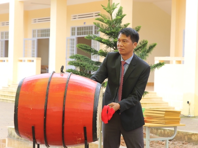 Hiệu trưởng Trường THPT Nguyễn Chí Thanh Trần Hữu Phước đánh trống khai giảng năm học mới.