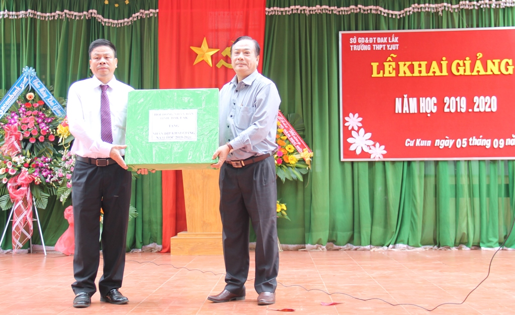 Phó Chủ tịch HĐND tỉnh Nguyễn Thanh Hiệp tặng quà cho Trường THPT Y Jút nhân dịp khai giảng năm học mới