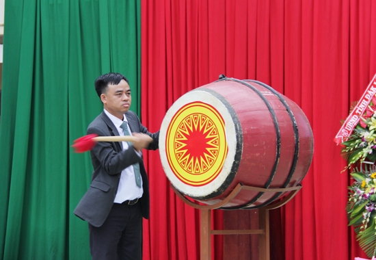 Ông Vương Xuân Hồng, Hiệu trưởng trường THPT Krông Ana đánh trống khai giảng năm học mới