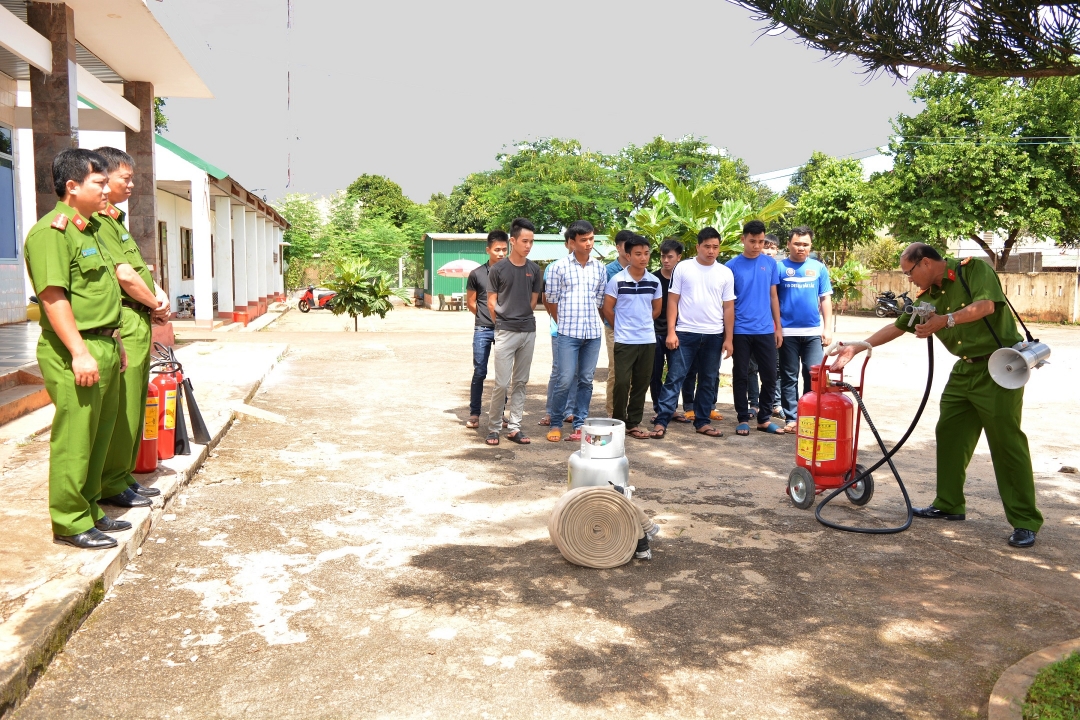 Cảnh sát phòng cháy chữa cháy và cứu nạn cứu hộ Công an tỉnh hướng dẫn người dân cách 