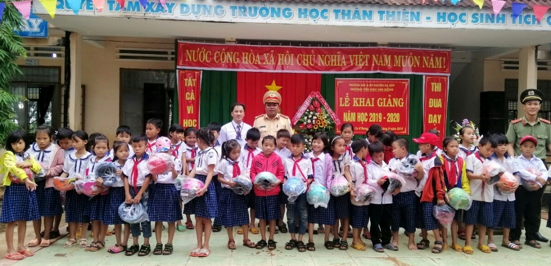 Công an huyện phối hợp nhà trường trao mũ bảo hiểm tặng học sinh Trường Tiểu học Kim Đồng (xã Cư Kbang)