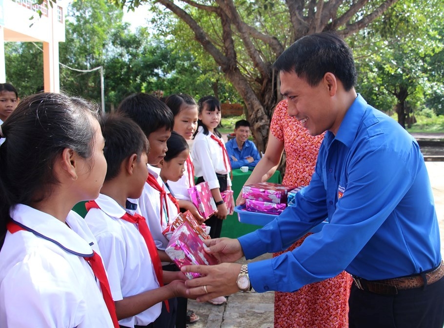 Phó Bí thư Tỉnh Đoàn, Chủ tịch Hội đồng Đội tỉnh Nguyễn Ngọc Hoàng tặng quà cho các em học sinh