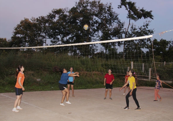 Các thành viên của CLB “Phụ nữ nuôi dạy con tốt” buôn Drai Điết duy trì tập luyện bóng chuyền vào buổi chiều hằng ngày. 