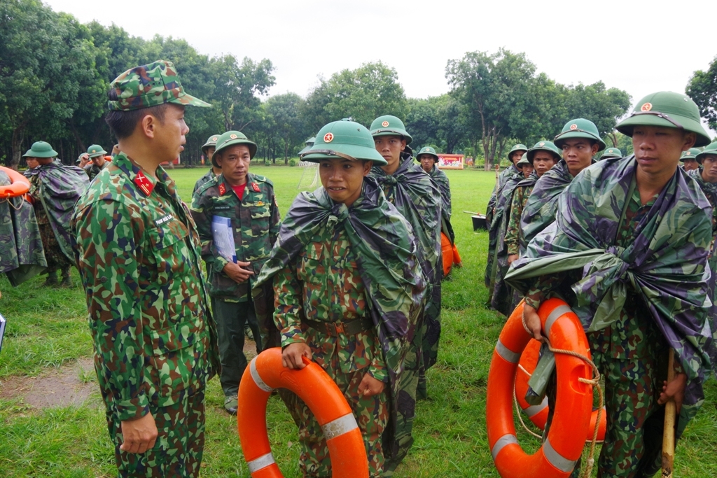 Lãnh đạo Trung đoàn 584 kiểm tra