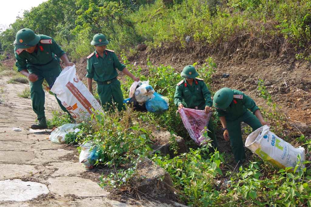 Các chiến sĩ Tiểu đoàn 303 thu gom rác thải nhựa trên các trục đường giao thông