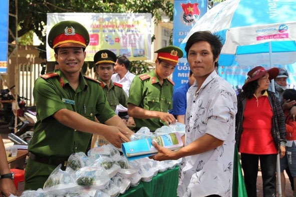 Đoàn viên thanh niên Công an huyện M'Đrắk tham gia tiếp sức mùa thi năm 2019. 