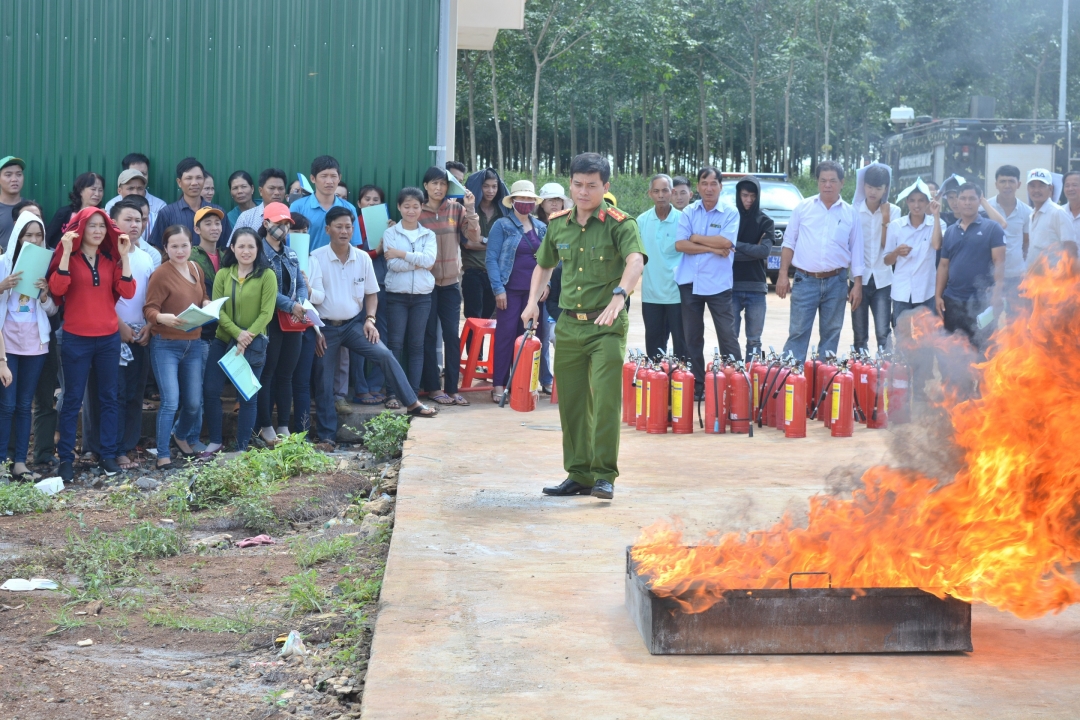 Công an huyện Ea H'leo hướng dẫn lực lượng chữa cháy các chợ