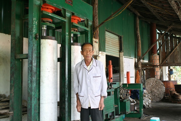 Ông Phạm Minh Huy trong cơ sở ép dầu phộng của gia đình. 