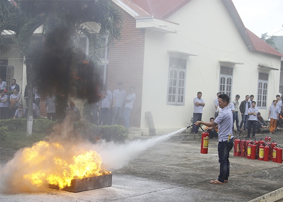 ... Và thực hành sử dụng bình chữa cháy dập tắt đám cháy