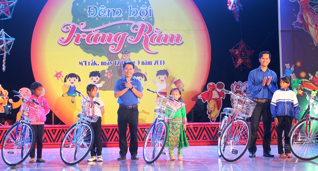 Đại diện Tỉnh Đoàn trao tặng xe đạp cho các em học sinh nghèo vượt khó