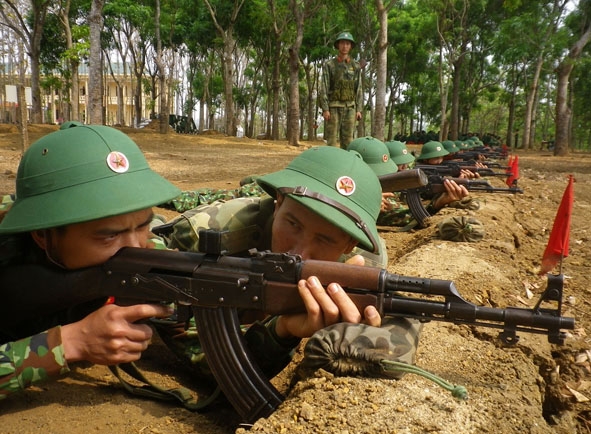 Chiến sĩ Trung đoàn 584 luyện tập trên thao trường.