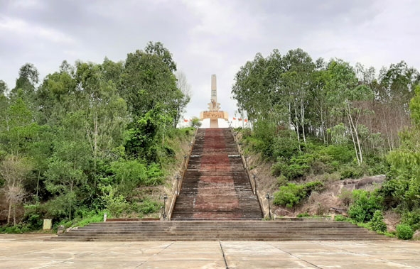 Tượng đài chiến thắng Núi Thành.   