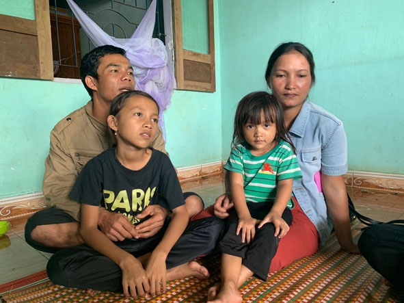 Vợ chồng Y Riêng Niê và hai con gái. 